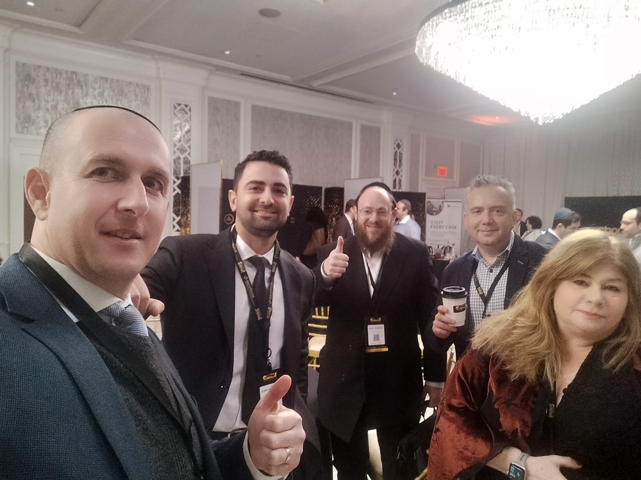 טל פאפרין עם שותפי ערוץ בתערוכה